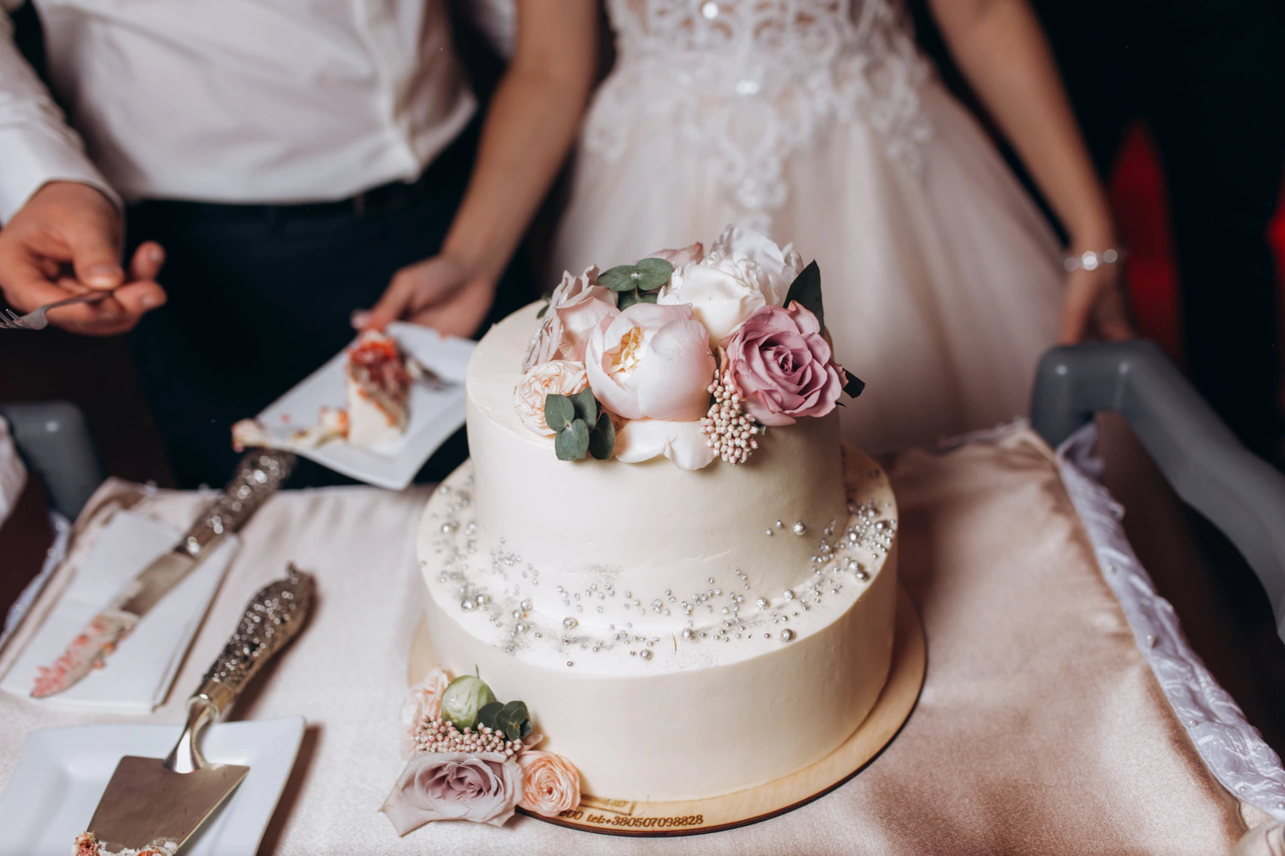 newlyweds are going taste wedding cake 8353 10481