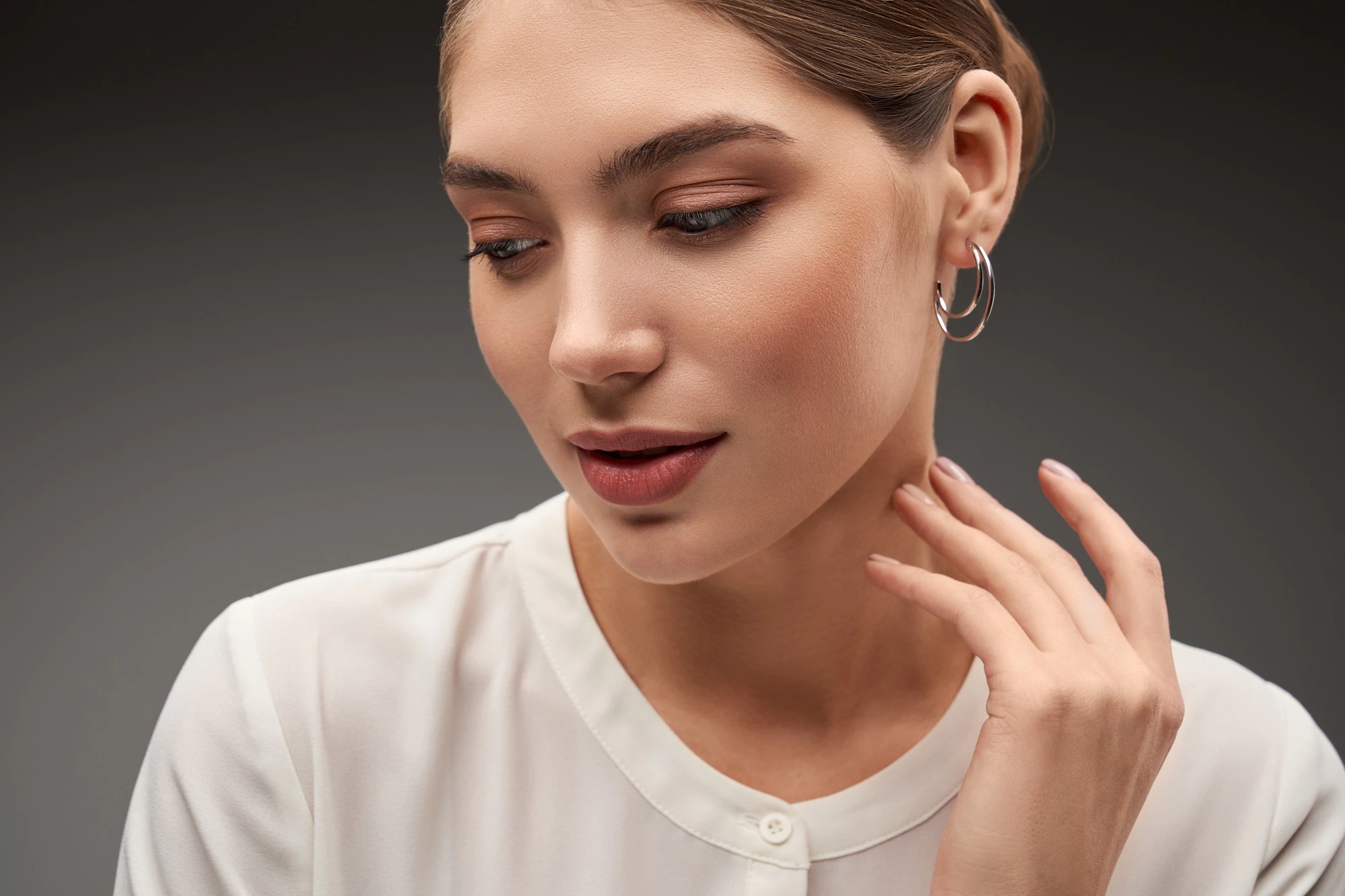 model demonstrating silver earrings 7502 7054